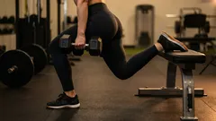 Cum să execuți corect genuflexiunile bulgărești: tehnică, greșeli frecvente și sfaturi