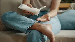 Cum să scapi de mirosul neplăcut al picioarelor: sfaturi simple și rețete pentru remedii casnice