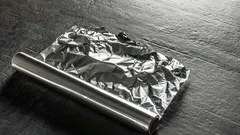 De ce cele două fețe ale foliei de aluminiu sunt diferite și la ce se folosește fiecare dintre ele?