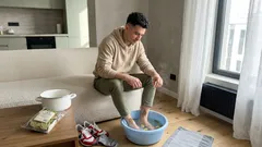 De ce pun unii frunze de dafin în apa călduță pentru picioare? Un ritual simplu, o dată pe săptămână