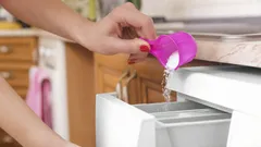 Cum să sporiți eficiența detergentului de rufe la spălare: economisiți bani și timp.