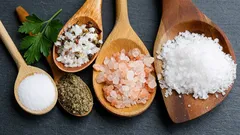 Ce să faci dacă ai pus prea multă sare în mâncare: aceste trucuri te vor ajuta să salvezi mâncarea