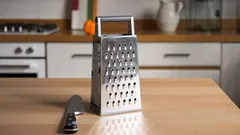 Cum ascuți o răzătoare tocită acasă: 3 metode simple și sigure