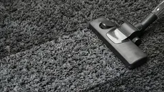 Presărați acest ingredient de bucătărie și aspirați – covorul dvs. va mirosi și va arăta ca nou.