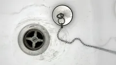 Ce trebuie să faci dacă în baie sau în bucătărie se simte un miros neplăcut de canalizare?