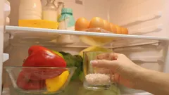 Un pahar cu sare în frigider rezolvă o problemă frecventă: un truc simplu pentru gospodinele leneșe.