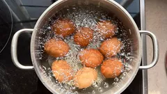 De ce să scuturi ouăle înainte de a le fierbe: un truc pe care nu îl știai