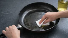 Cum să refaci stratul antiaderent al tigaiei: un truc simplu care te va ajuta
